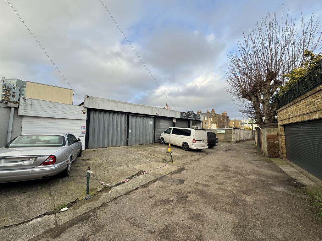 Lot: 66 - PLANNING FOR FOUR TOWN HOUSES - Commercial site with planning